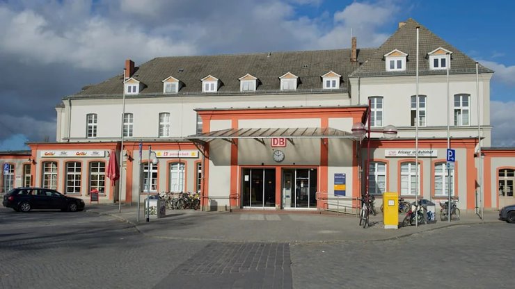 Вокзал в Германии, киоск на вокзале, ограбление с игрушечным пистолетом, дети с игрушечными пистолетами, хотели ограбить магазин