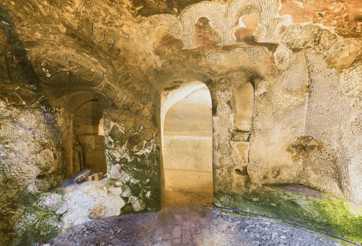 Коттедж Святой Анны, особняк, старинный коттедж, необычный дом, дом с садом, пещера в саду, продажа дома, пещера с электричеством