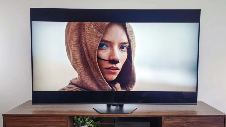 Телевизор Hisense U8 показывает фильм "Дюна"