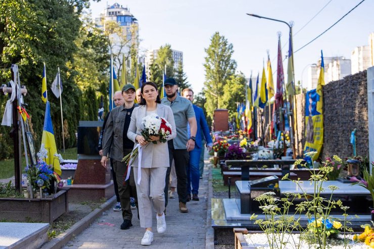 фото поездки Тихановской на могилу военной Марии Зайцевой