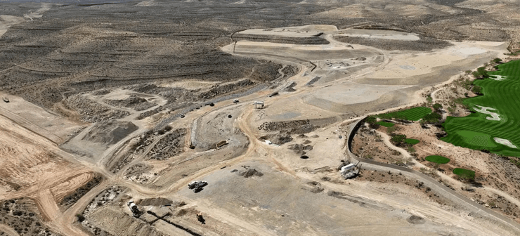 Пустынный ландшафт и строительная техника возле элитного комплекса The Summit Club в Саммерлине, Лас-Вегас