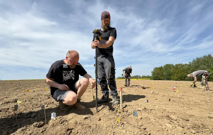 Старинные монеты, клад, находка, Чехия, археолог Филипп Велимский, артефакты, ценные вещи, фото