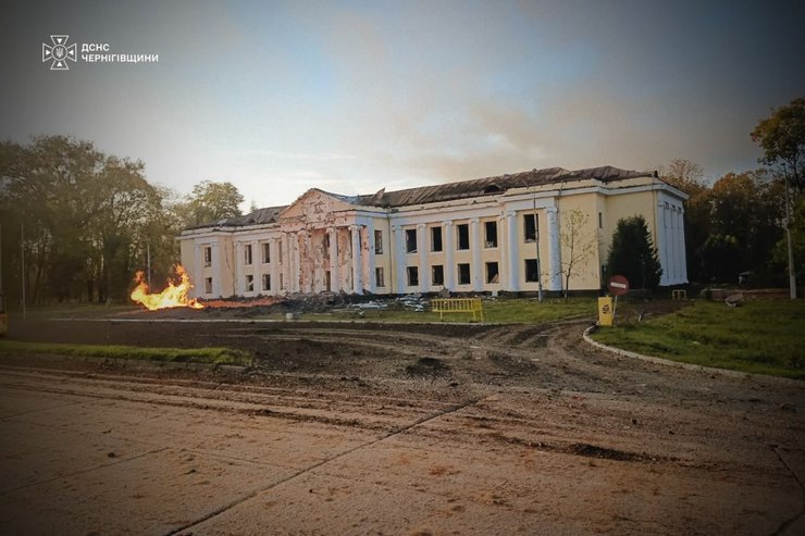 фото пожежі перед будинку Дитячої творчості (ЦТДЮ), 7 жовтня