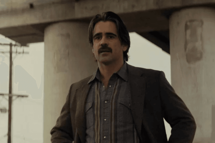 Персонаж сериала "Настоящий детектив" Расти Коул стоит под мостом