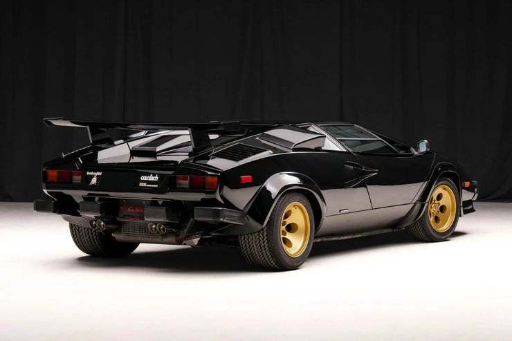 капсула времени Lamborghini Countach