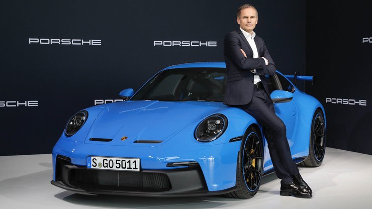 Глава Porsche Оливер Блум: "Porsche 911 последним из моделей марки полностью перейдет на электротягу". Фото: Porsche