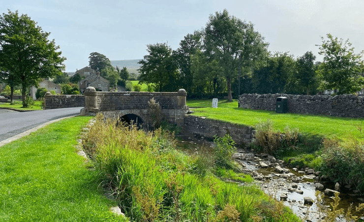 Даунхэм, деревня в Англии, скрытая от глаз деревня, тихая деревня, небольшая деревня, застыла во времени, секретный водопад, дома с призраками