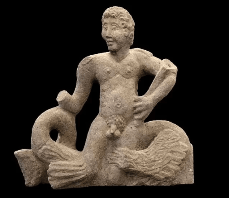 Римская статуя Тритона, археологическая находка в Кенте, раскопки в Тейнхеме, древнеримские артефакты, скульптура Тритона, Кентерберийский археологический фонд, римский мавзолей, исторические раскопки, археология, римская мифология