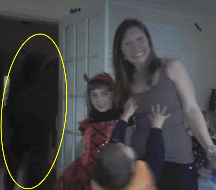 Сімейне фото, таємнича фігура, моторошна фігура, мама з дітьми, діти, незнайомець на фото, вірусне фото