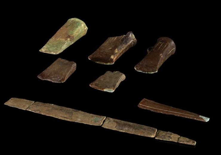 клад, ложка, Британия, металлоискатель, лигула, серебро, металл, музей, Уэльс, топор, артефакт, бронзовый век, археологи, археология, меч, история, культура, наследие