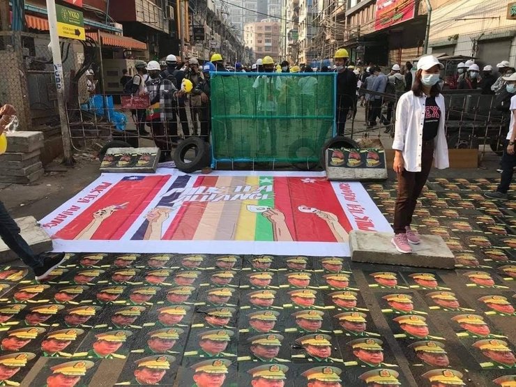 протесты в Мьянме, уличные баррикады, активисты