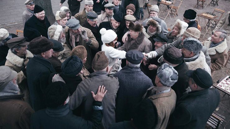 кадр из сериала "Ход королевы"