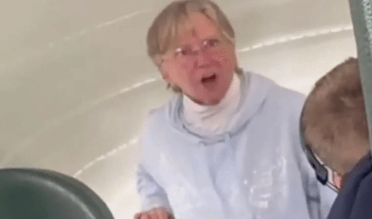 Женщина, пенсионерка, автобус, крик, скандал