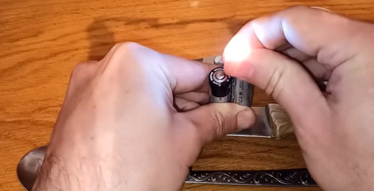 фонарик, батарейки, светодиод, веерные отключения, как сделать фонарик из батареек, фонарик своими руками, лайфхак, веерные отключения лайфхаки