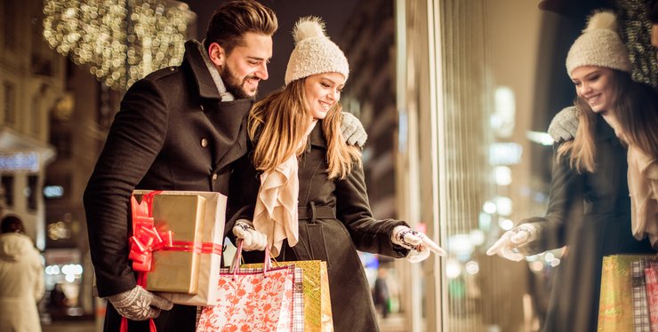 парочка с подарками 14 февраля - фото