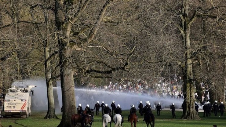 Брюссель, фейковая вечеринка, полиция, водометы, лошади, карантин