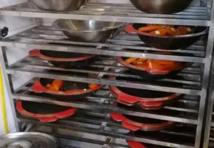 Досвідчені гурмани в Китаї кажуть, що використання так званої слинної олії у стравах хот-пот — це "секрет полішинеля"