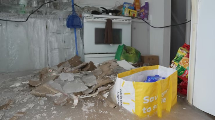 Кухня в квартире в Квебеке, полностью промерзшая после отключения отопления и разрыва водопроводных труб