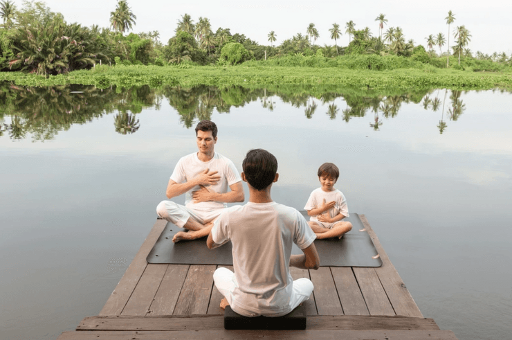 Йога на берегу озера