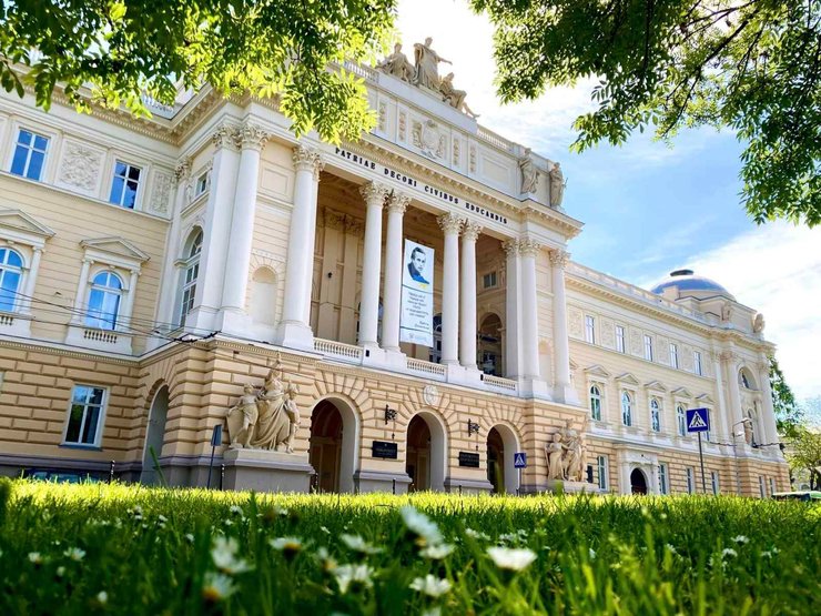 ЛНУ які університети в україні найгарніші