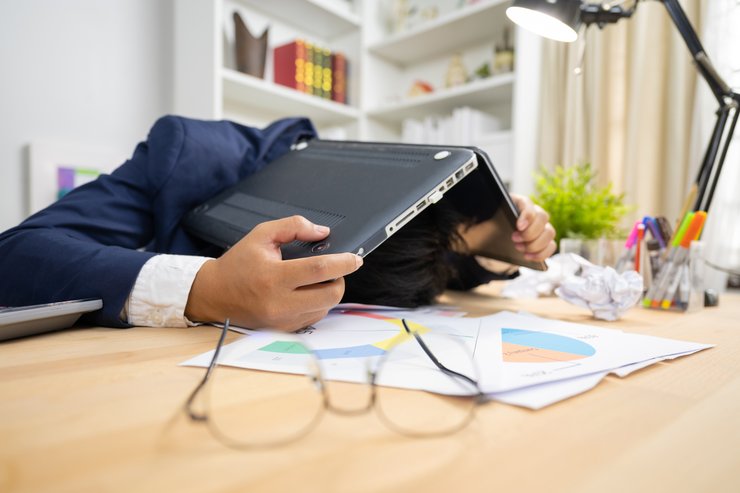 Удаленная работа, удаленка, отдых, отдых во время работы, лучшая работа, легкая работа, сотрудник компании, работа из дома, обед, долгий обед, соцсети