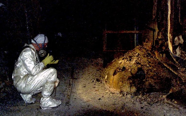 Фото двух женщин, сидящих в гигантском ковше экскаватора в Чернобыле напугало пользователей сети