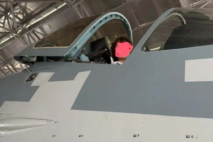 фото підліток у кабіні літака Су-57 на базі в Ахтюбінську