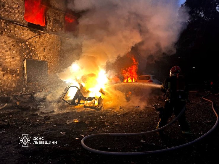 Пожежа у Львові внаслідок нічної атаки 12 липня