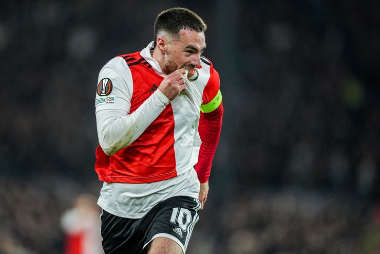 Оркун Кекчю празднует забитый гол