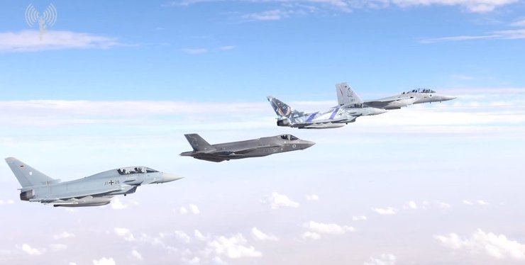 Чотири літаки йдуть разом у строю в небі