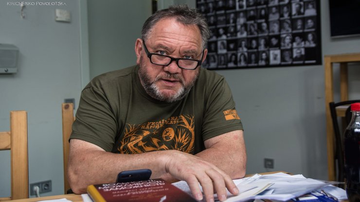 Богдан Бенюк сидить у футболці та окулярах