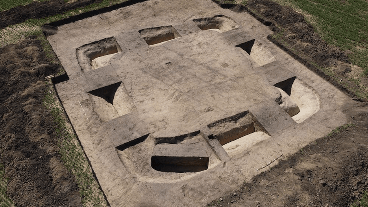 скляна майстерня, найдавніше виробництво скла, археологічна пам'ятка, скляні артефакти, скляні браслети, скляні намистини, золоті та срібні монети, ритуали залізного віку, техніки виготовлення скла, кельти, знахідка, історія, археологія