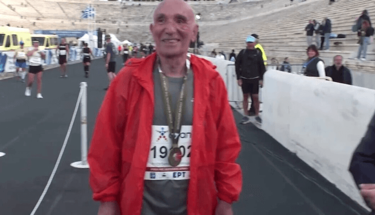 88-летний мужчина пробежал марафон, Афинский марафон, пенсионер пробежал марафон, 42-километровый марафон, установил рекорд