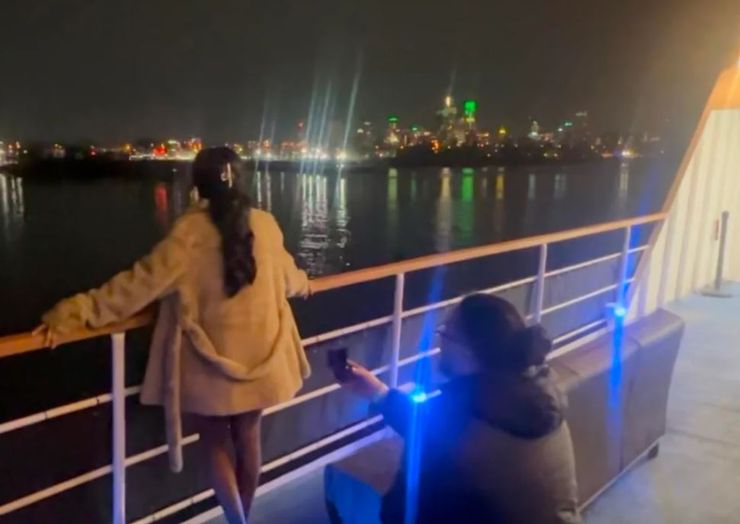 Чоловік освідчився своїй партнерці, пропозиція руки та серця, історія кохання, приколи, цікавинки