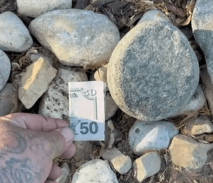 Сэм оставляет деньги в городе