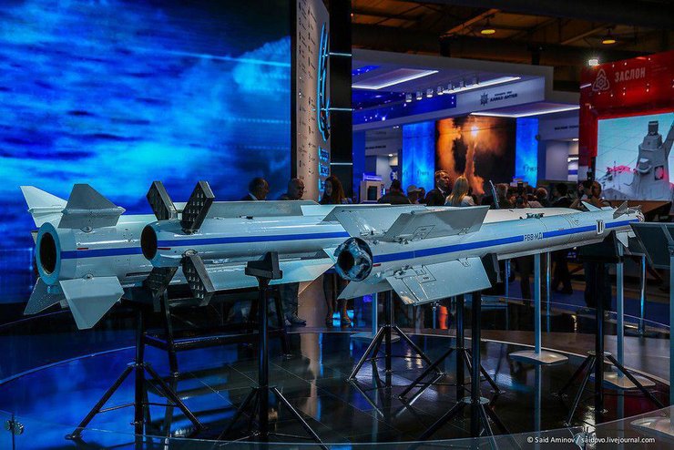 На передньому плані ракета РВВ-МД