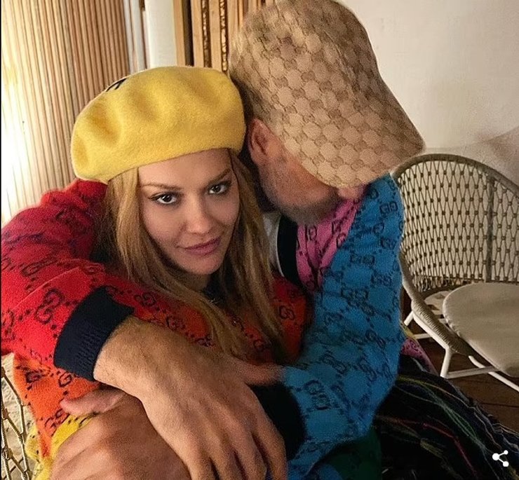 рита ора, тайка вайтити, роман