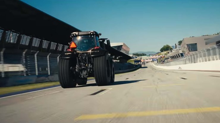 Трактор Valtra на трассе