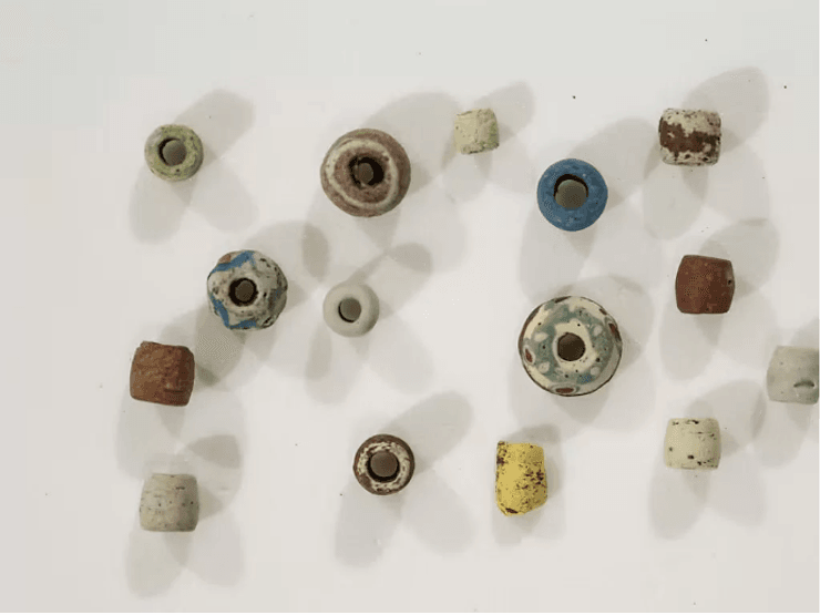 Коштовні намистини, знайдені в похованнях