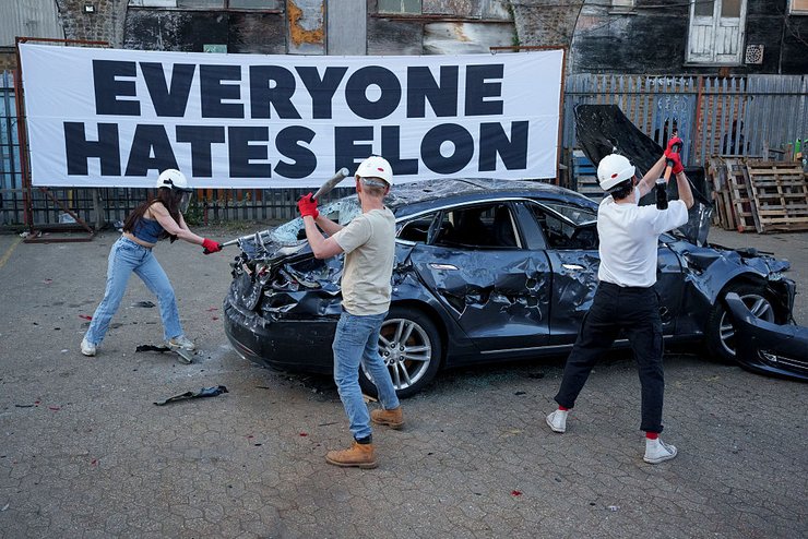 тесла протест