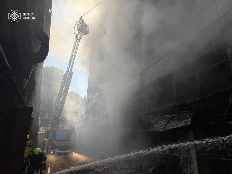Дым и кран ГСЧС на месте удара после обстрела Киева сегодня