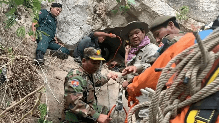 Чоловік провів у печері 4 дні, темна печера, холодна печера, рятувальники врятували фермера, фермер у печері, застряг у ущелині