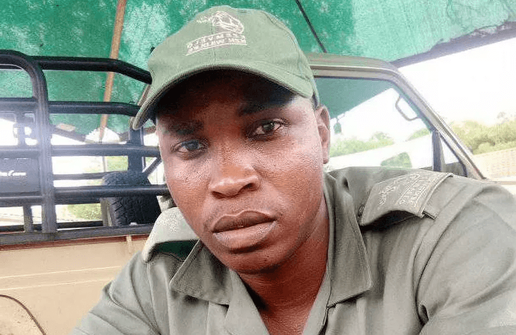 Бегемот раздавил человека, мужчину раздавил бегемот, в пасти зверя, рейнджер, егерь, потерял сына, огромный бегемот,