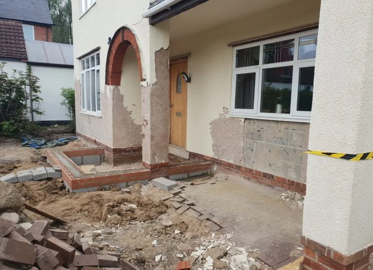 Недостроенный дом в Великобритании после того, как подрядчик прекратил работы и исчез с деньгами