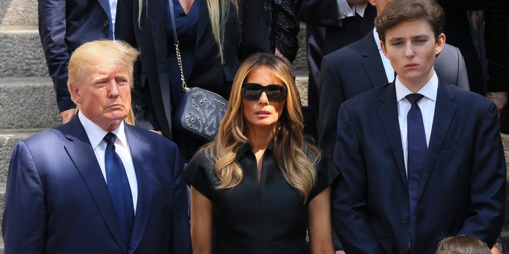 Дональд Трамп с женой Меланией и сыном Бэрроном