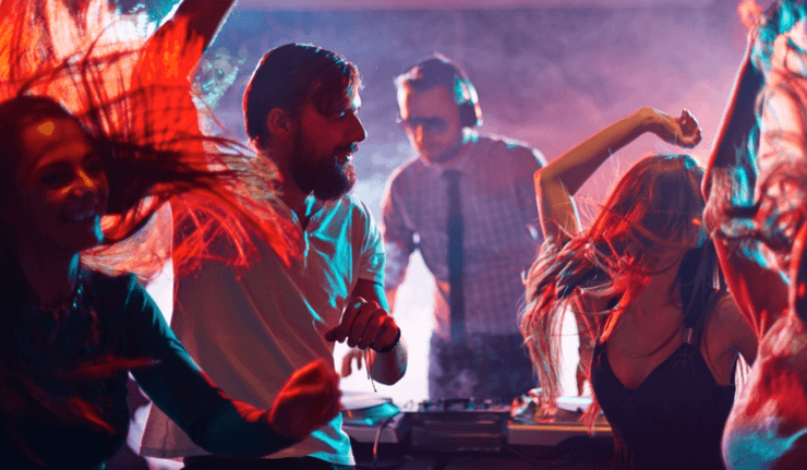 Люди розважаються на вечірці