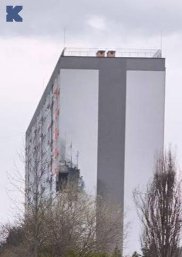 Поврежденный дом в Обухове 3 апреля