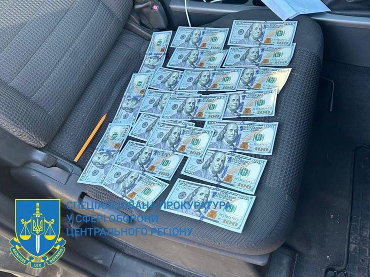 Экс-руководитель предлагал 2 тысячи долларов своему коллеге