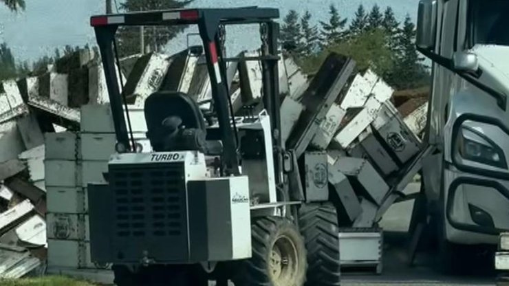 Перевернутый грузовик