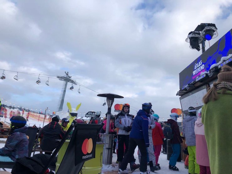 Буковель, фудкорт, карантин, маски, социальная дистанция, очередь